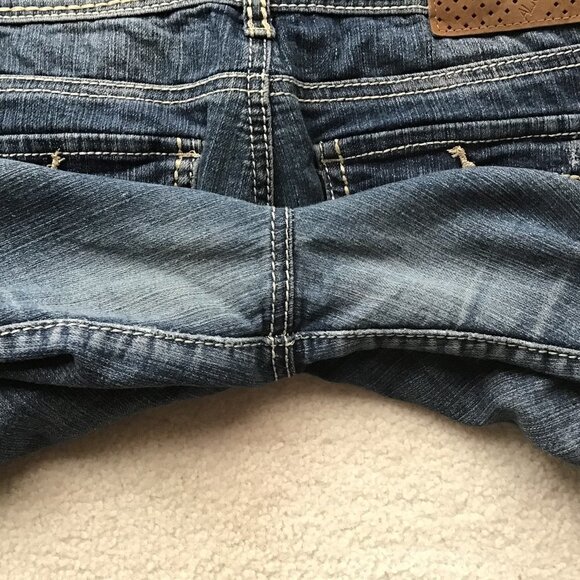 ALMOST FAMOUS DISTRESSED CAPRI JEANS SIZE 7 - Picture 7 of 7